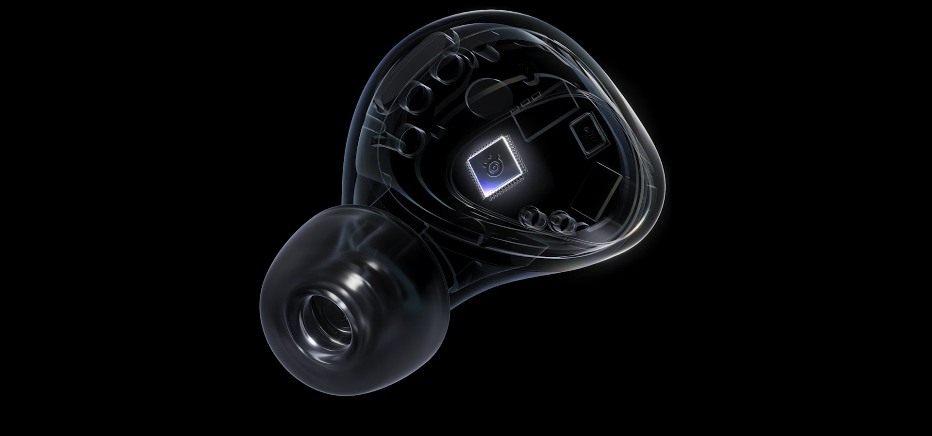 검은색 배경을 배경으로 칩셋, 회로, 구조적 디테일 등 내부 부품이 보이는 무선 이어버드를 클로즈업하여 투명하게 보여주는 사진입니다.