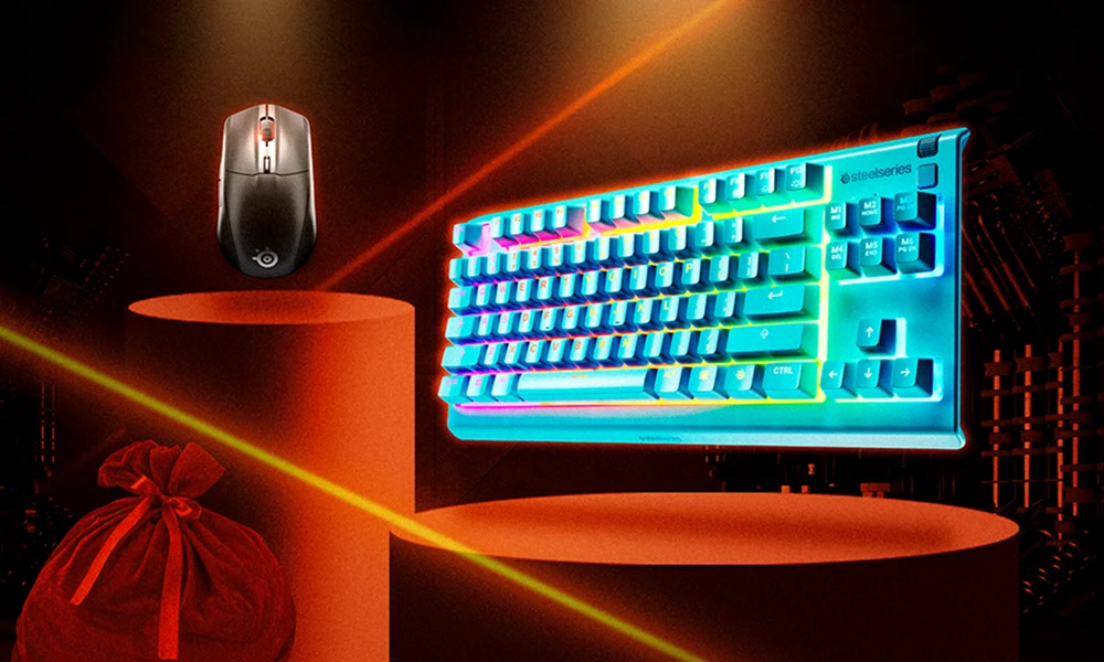 Εικόνα του ποντικιού Rival 3 Wireless και του πληκτρολογίου Apex 3 TKL aqua που εκτίθενται σε βάθρα, με πορτοκαλί λέιζερ να φωτίζουν το φόντο και ένα σάκο με δώρα στο κάτω αριστερό μέρος.
