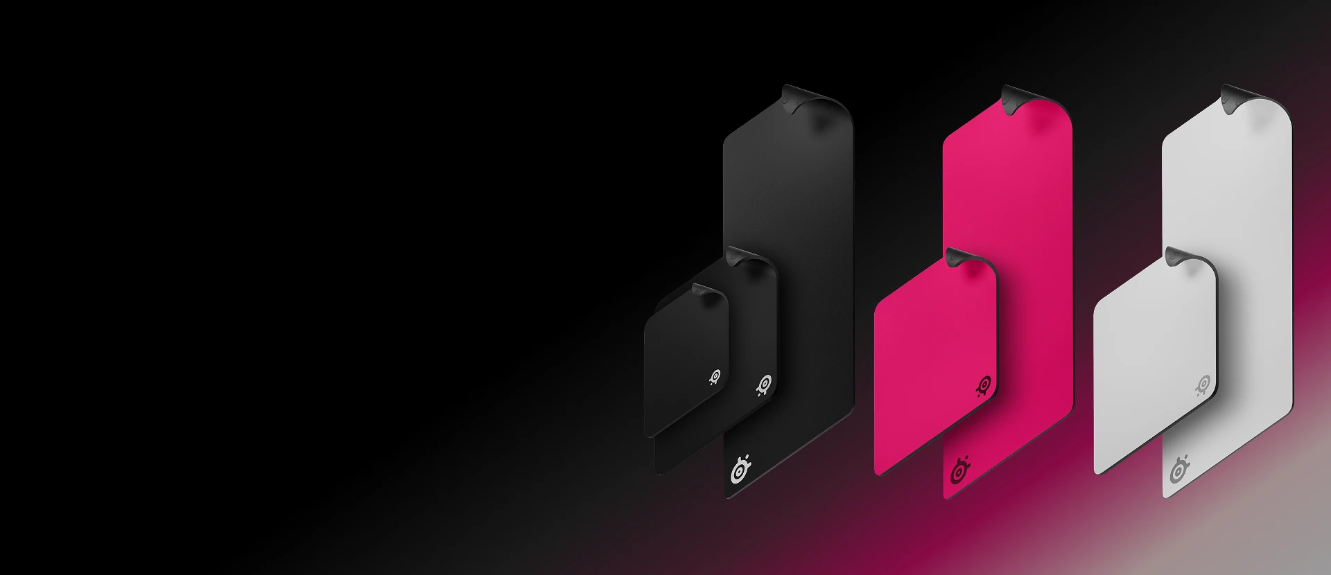 Uma linha de mousepads SteelSeries QcK em vários tamanhos (M a XXL) e cores: preto, rosa e branco. Cada mousepad apresenta uma dobra sutil no canto e o logotipo icônico.