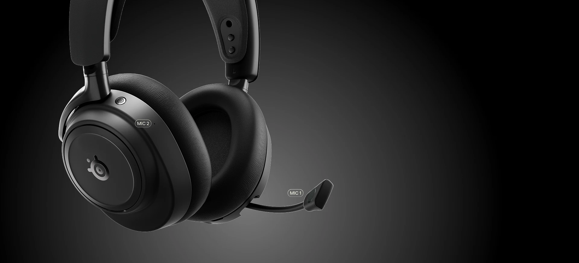 Hombre caucásico con sombrero, vistiendo arctis nova elite negro, probablemente caminando por la calle