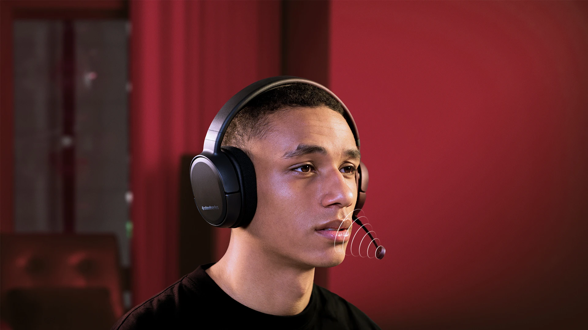 Streamer, der über das Mikrofon des Arctis 1-Headsets mit Personen spricht