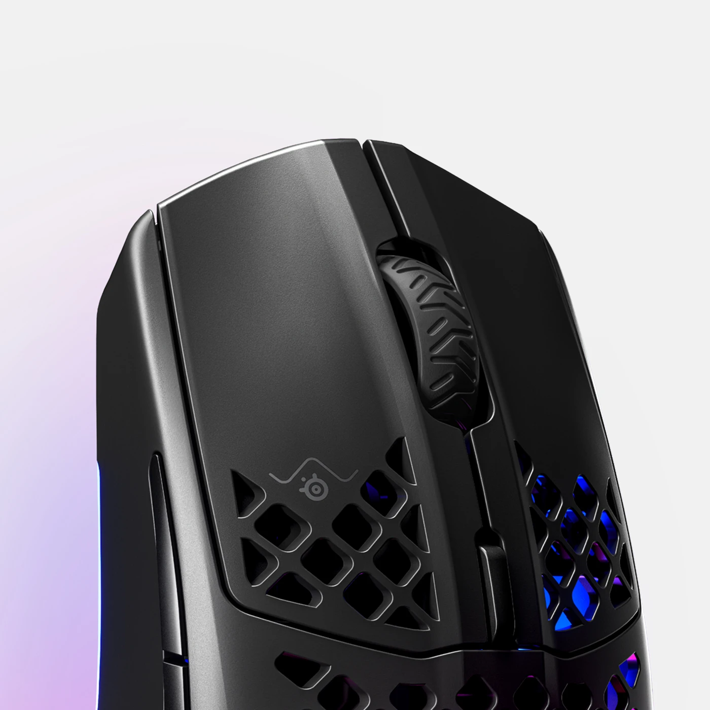 새로운 왼쪽 및 오른쪽 클릭 스위치를 보여주는 Aerox 3 마우스 내부 회로 기판.