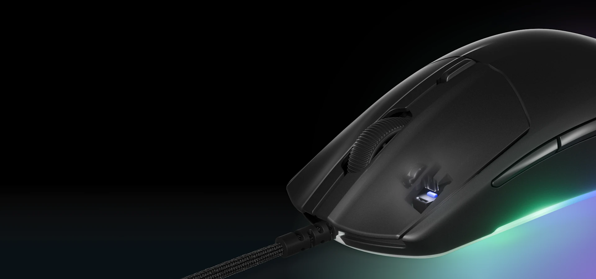 Rival 3 Gen 2-musen er forbundet med et kabel og har en lysende bund med RGB-farver
