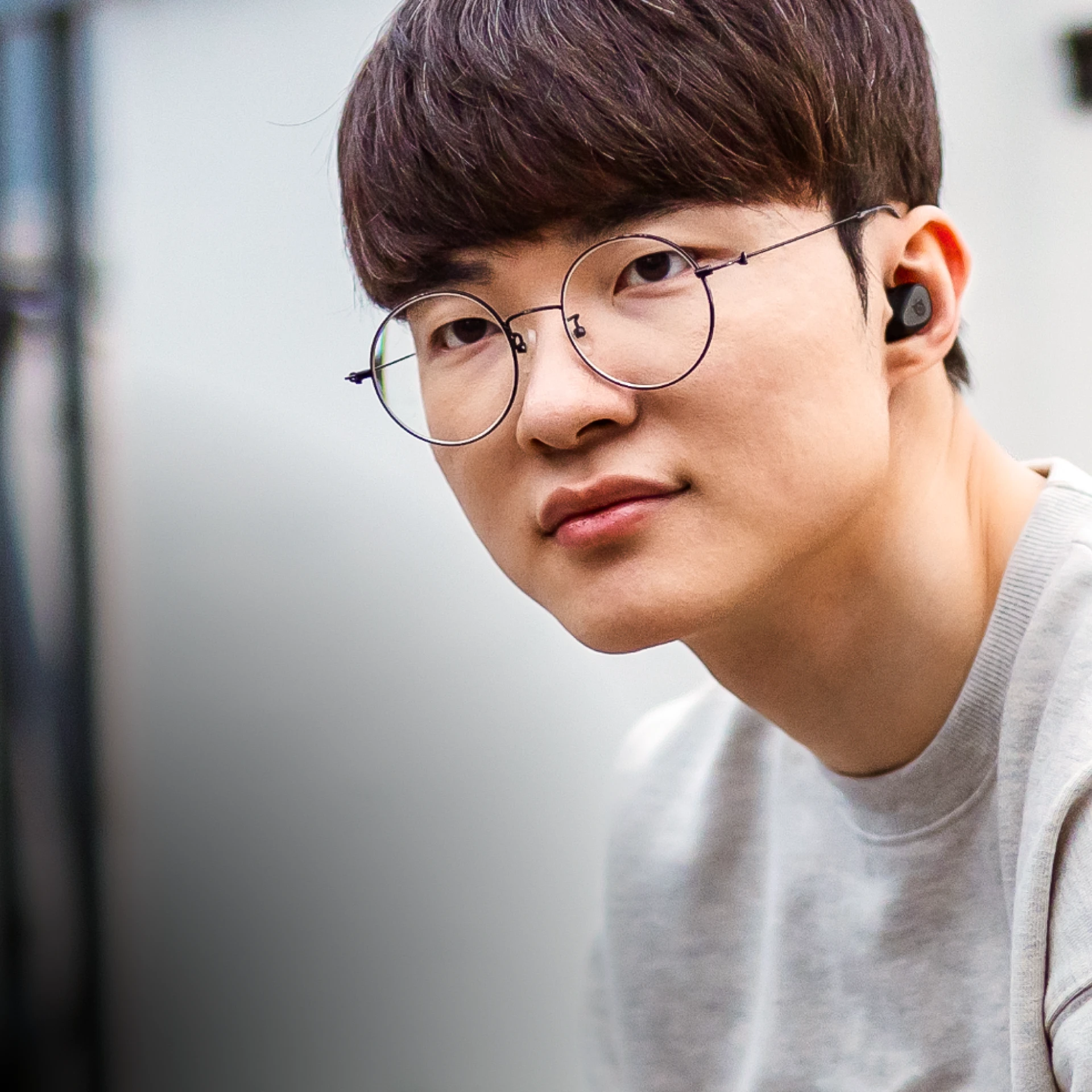 El jugador Faker de T1 con los Arctis Gamebuds negros.