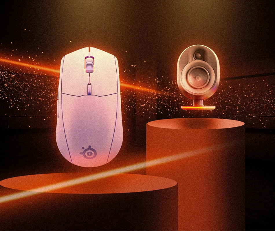 Εικόνα ενός λευκού ποντικιού Rival 3 Wireless Gen 2 και ενός ηχείου Arena 3 που εκτίθενται σε βάθρα, με πορτοκαλί λέιζερ να φωτίζουν το φόντο.