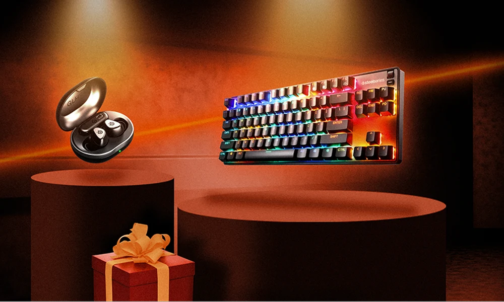 Εικόνα των Arctis GameBuds και του πληκτρολογίου Apex Pro TKL Gen 3 που εμφανίζονται σε βάθρα, με πορτοκαλί λέιζερ να φωτίζουν το φόντο και ένα δώρο στο κάτω αριστερό μέρος.