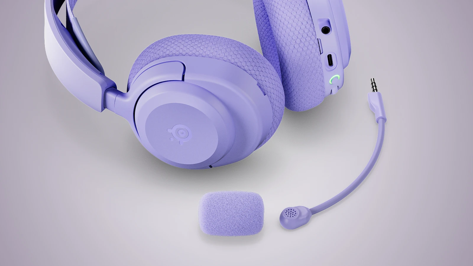 Das lavendelfarbene SteelSeries Arctis Nova 3 Wireless-Headset mit abgenommenem ClearCast Gen 2-Mikrofon, das sein vielseitiges Design für Gaming und den mobilen Lebensstil demonstriert.
