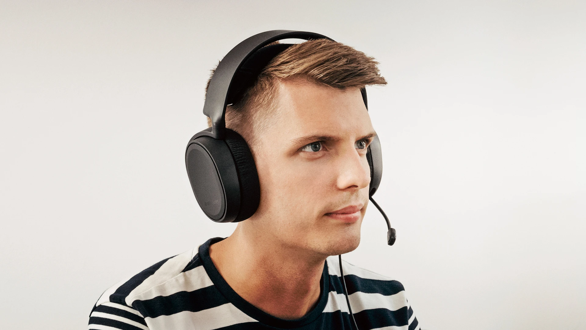 Persona con auriculares Arctis 3