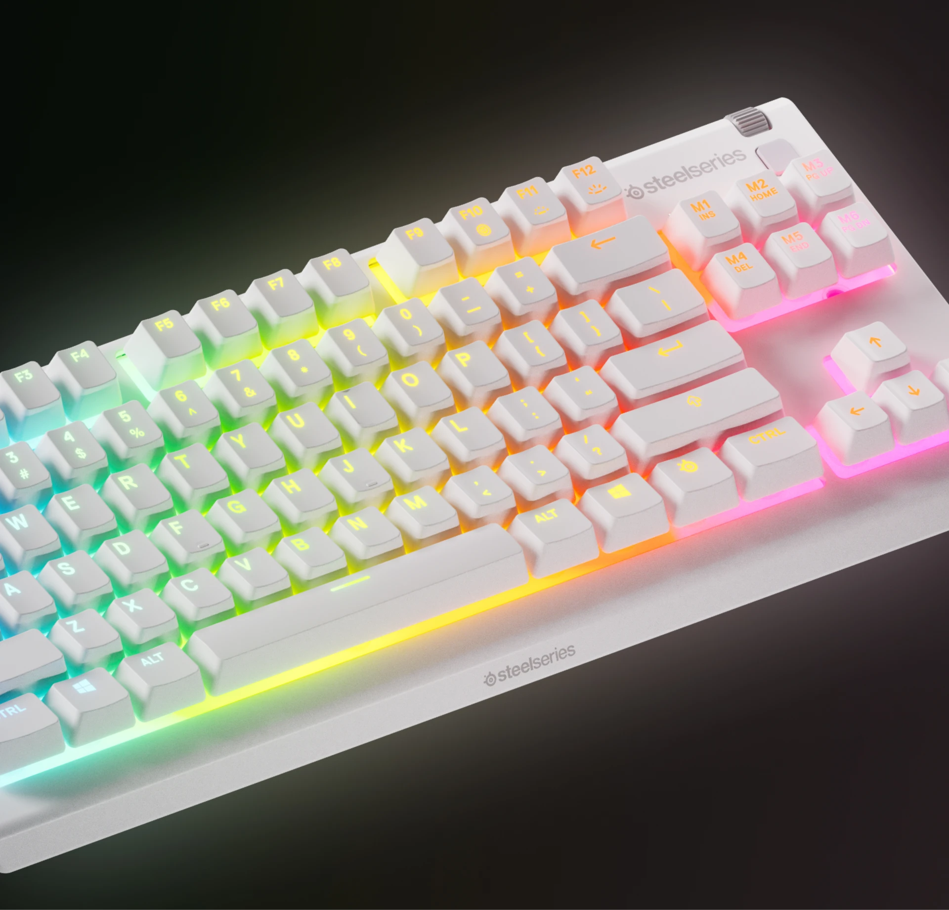 Apex 3 TKL 白色键盘在深色背景上的特写图像