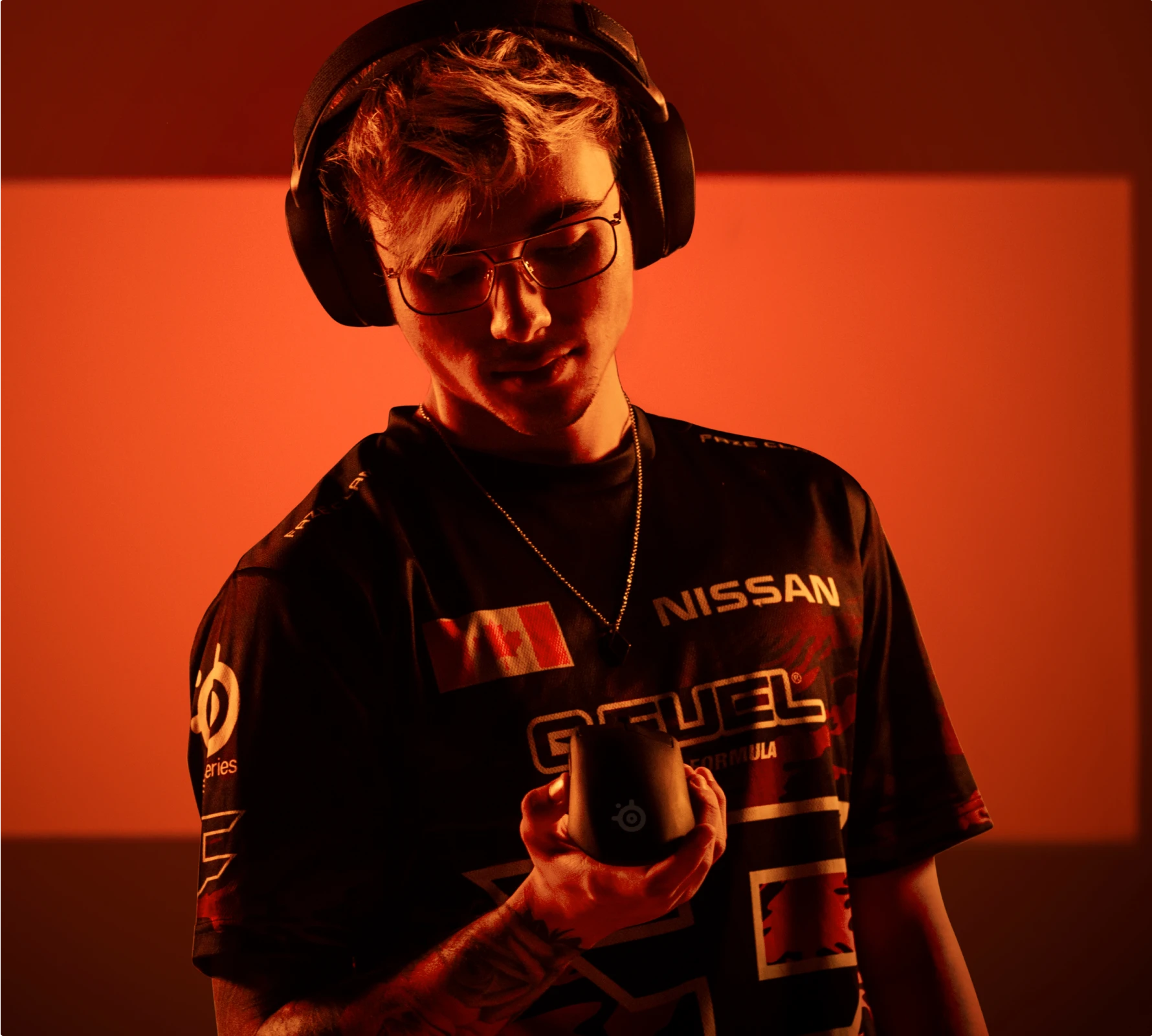 faze player twistzz holding prime mouse in his hand