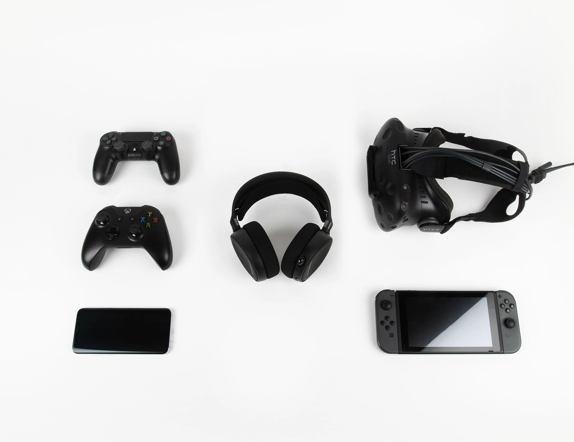 Auriculares Arctis 3 rodeados de diferentes dispositivos que se pueden conectar a