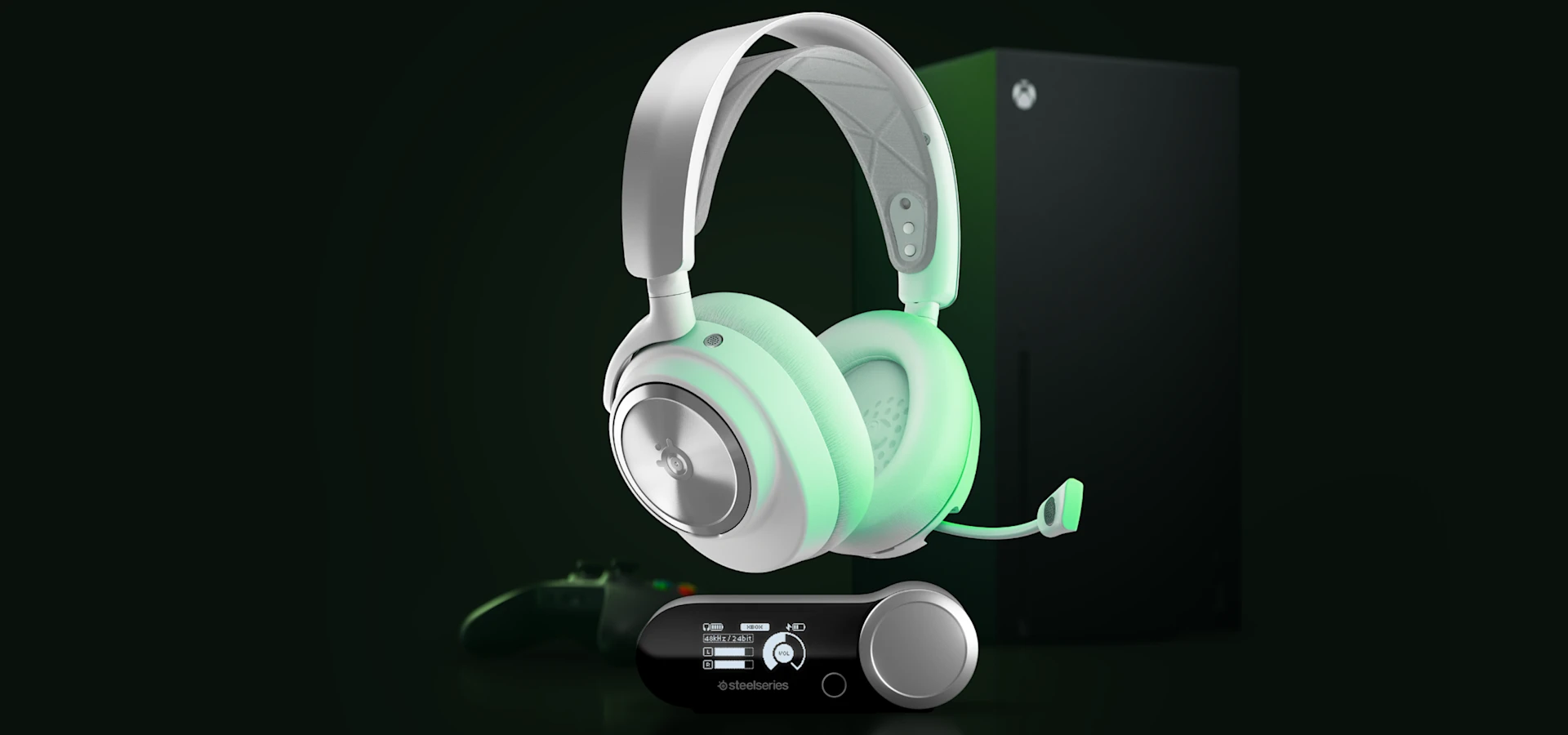 Un par de audífonos inalámbricos Arctis Nova Pro blancos sobre un fondo verde y negro acompañados de una consola Xbox.