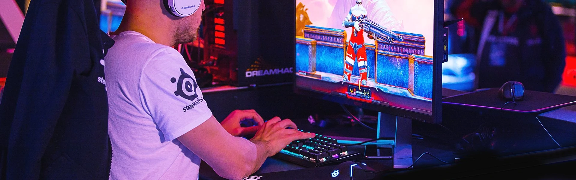 Esports professional typing on keyboard with Rival 600 on mouse pad next to his keyboard