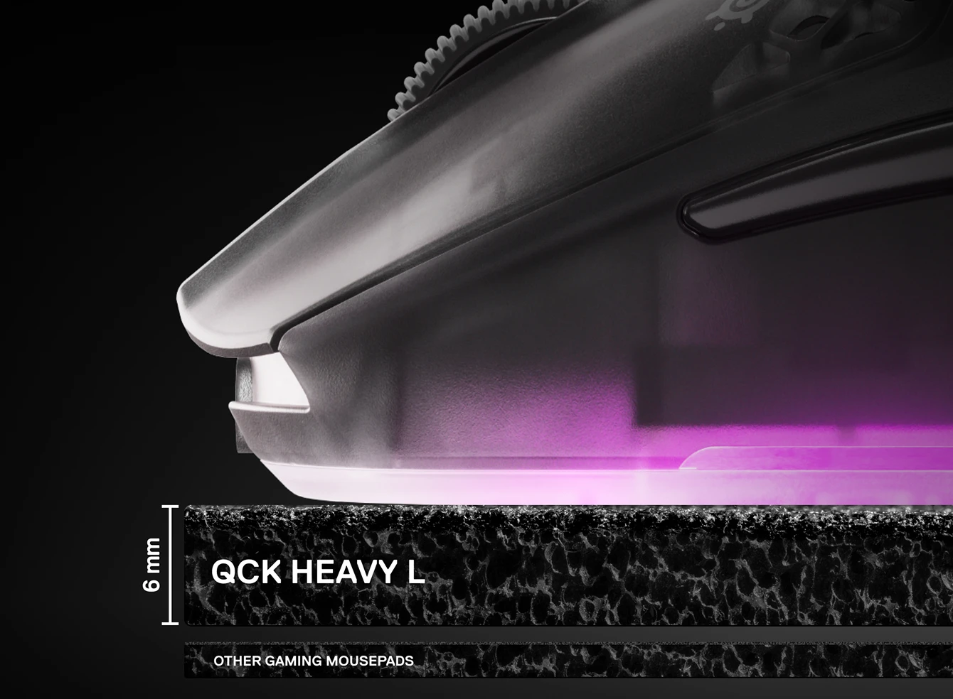 Zbliżenie z boku pokazujące wyjątkowo grubą, 6-milimetrową gumową podstawę podkładki pod mysz SteelSeries QcK Heavy L w porównaniu ze standardowymi podkładkami, z czarną myszą Aerox na wierzchu.