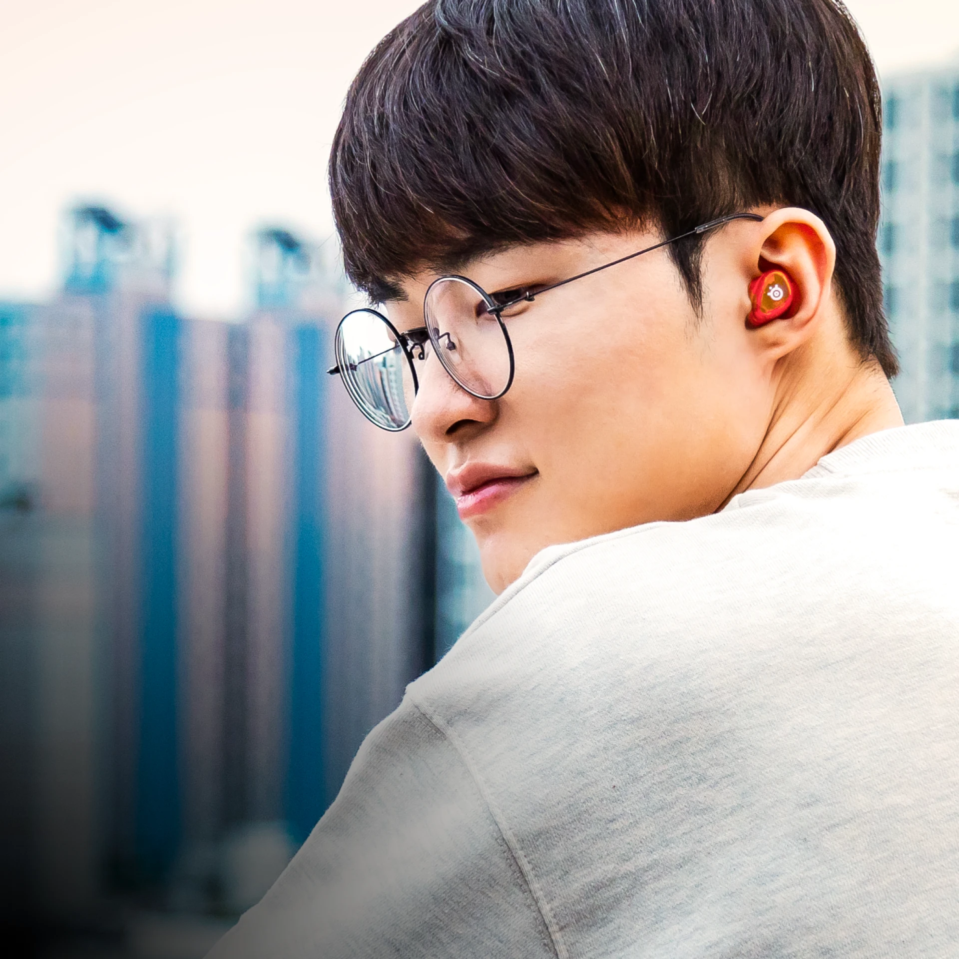 Jogador T1 Faker usando Gamebuds Arctis pretos.