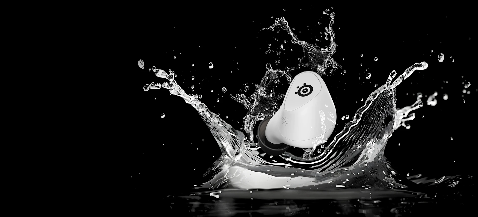 Um único fone de ouvido Arctis Gamebuds branco caindo na água, criando um grande respingo.