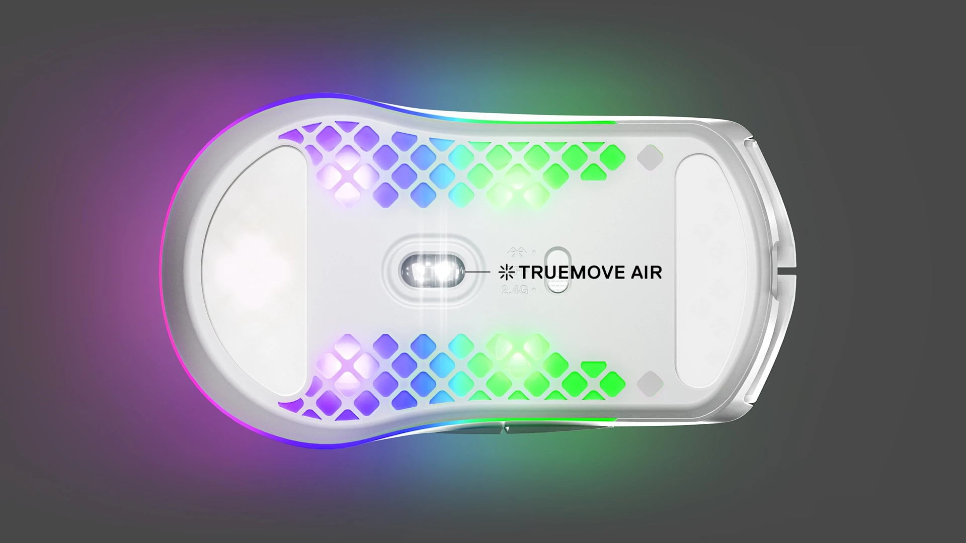 Bezprzewodowa mysz Aerox 3 pokazana od spodu z doskonałym widokiem na sensor i dolne ślizgacze myszy. W pobliżu sensora znajduje się napis "True Move Air".