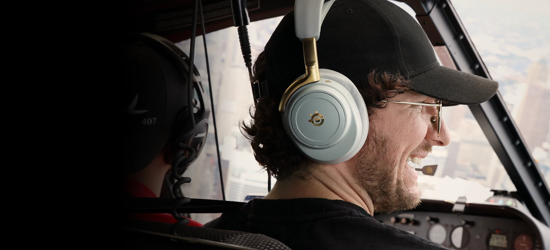 arctis nova elite sage gold pdp img desktop noise rejection