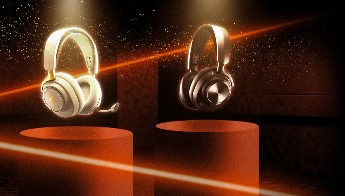 Zdjęcie modeli Arctis Nova Elite i Arctis Nova Pro Wireless wyświetlone na postumentach, z pomarańczowymi światłami laserowymi oświetlającymi tło.
