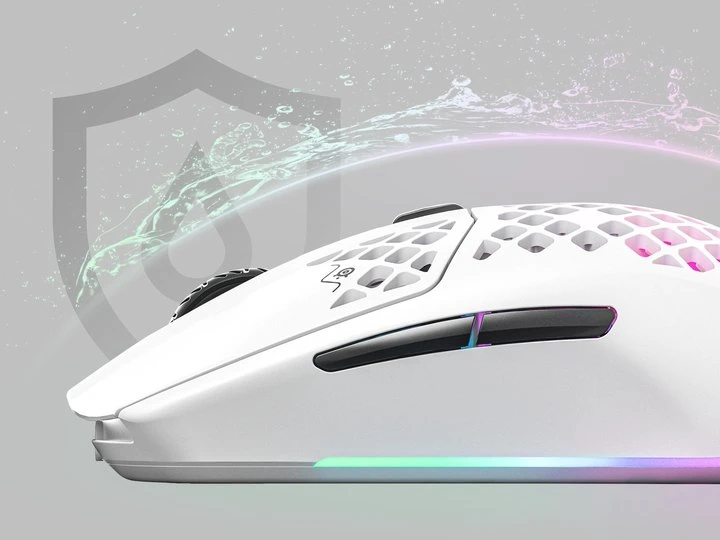 Bezprzewodowa mysz Aerox 3 z niewidoczną osłoną chroniącą ją przed bryzgami wody, aby podkreślić jej wodoodporność.