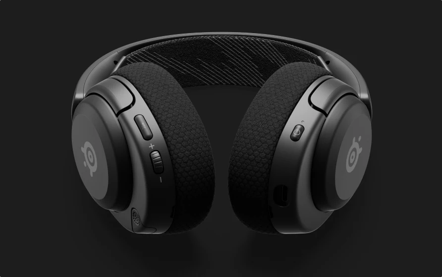 Gros plan sur le casque Arctis Nova 4 avec boutons de commande sur les écouteurs.