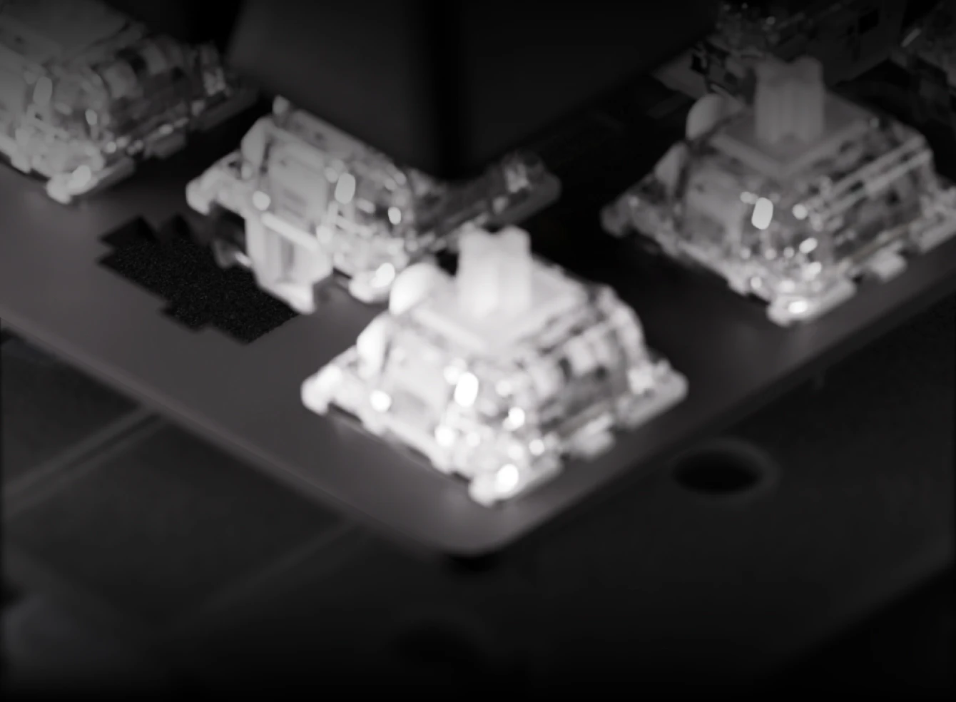 Imagen detallada de la resistente placa superior de aluminio y los interruptores personalizados del Apex Pro Gen 3.
