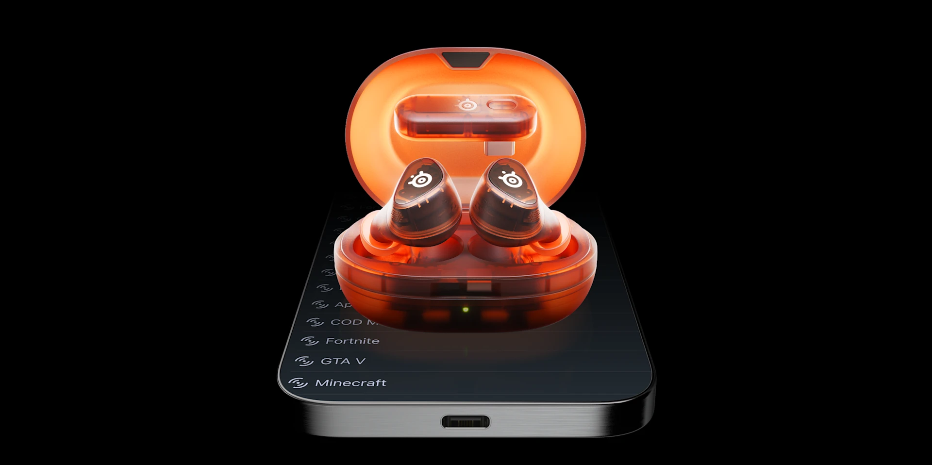 Vista dos fones de ouvido Arctis Gamebuds pretos em um estojo de carregamento laranja; o dongle está pairando um pouco acima dos fones de ouvido; tudo sobre um fundo preto.