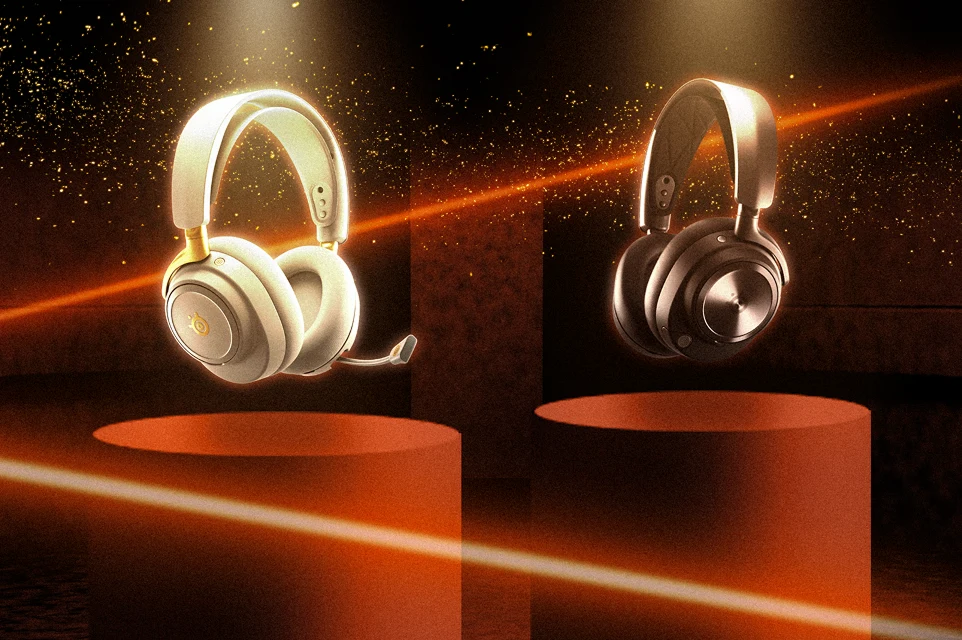 Zdjęcie modeli Arctis Nova Elite i Arctis Nova Pro Wireless wyświetlone na postumentach, z pomarańczowymi światłami laserowymi oświetlającymi tło.