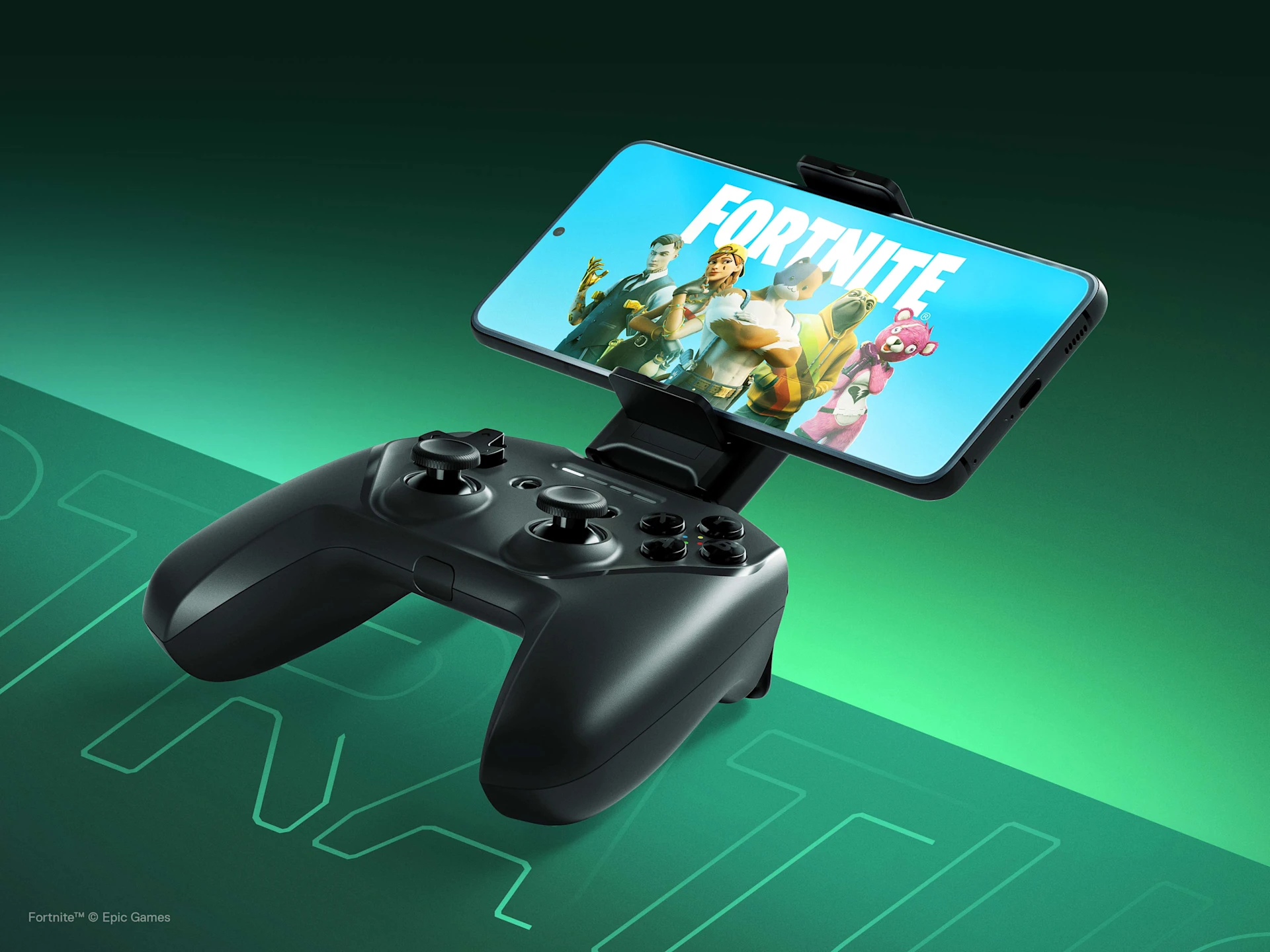 Fortnite oyununu görüntüleyen takılı bir telefona sahip Stratus Plus oyun kumandası.