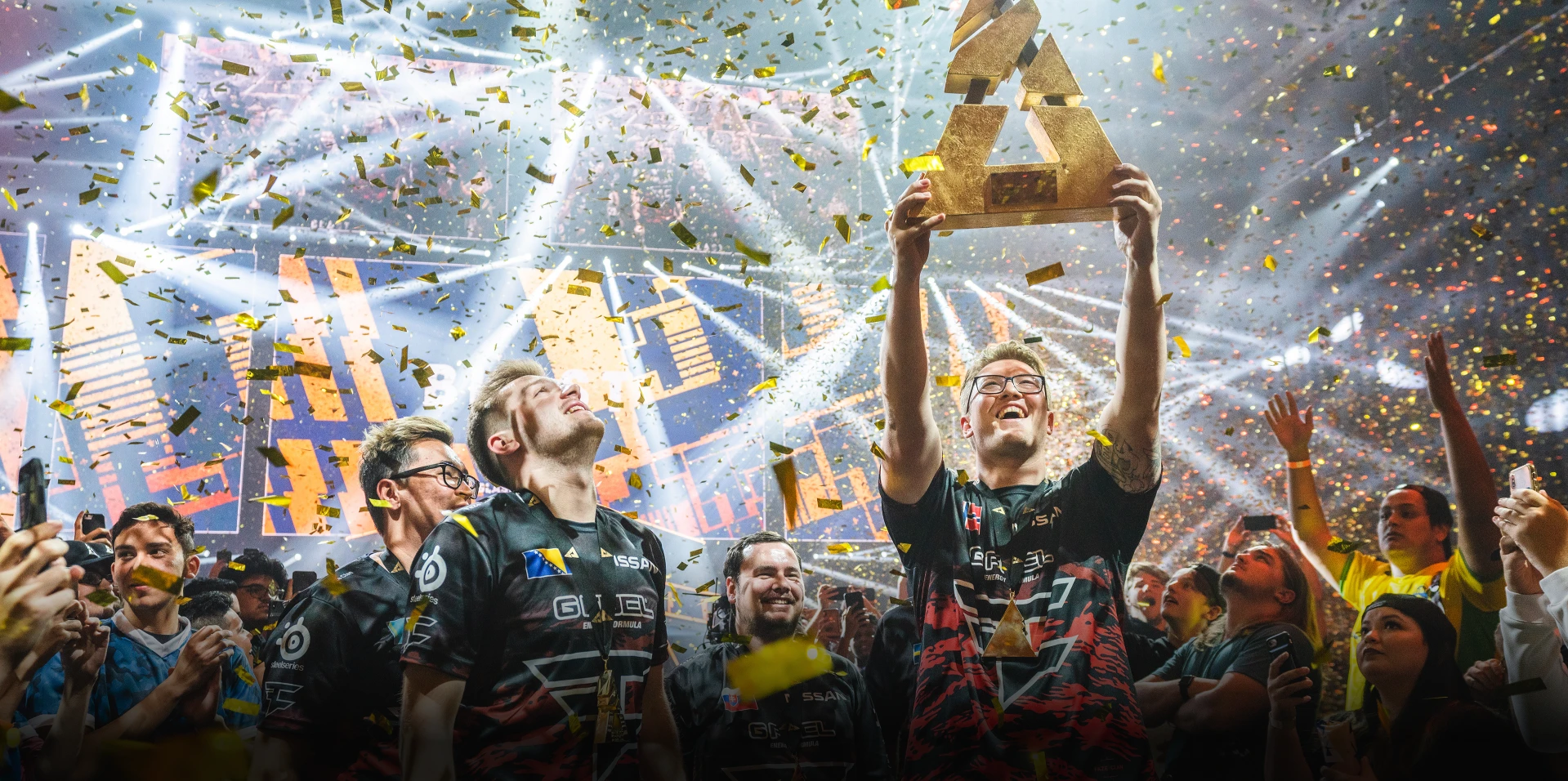 優勝を祝うフェイズ一族の選手たち。トロフィーを掲げる雨。