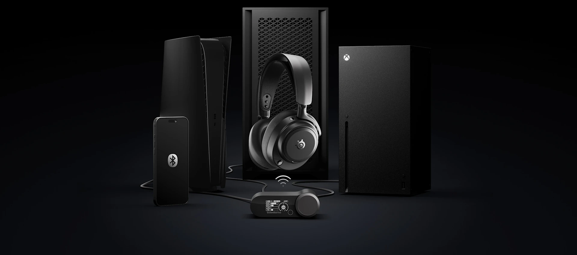 Bezdrátová sluchátka SteelSeries a audio základna připojená ke smartphonu, konzolím PlayStation a Xbox na tmavém studiovém pozadí.