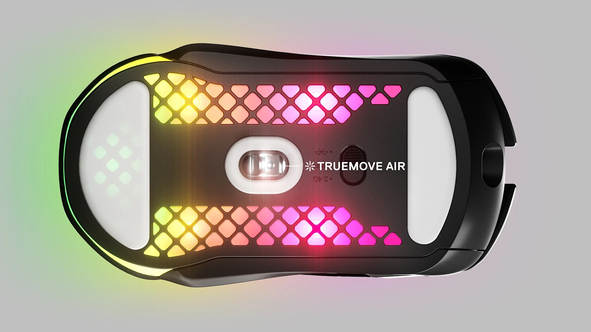 Een Aerox 5 draadloze muis van onderaf met een prachtig zicht op de sensor en de onderste glijschaatsen van de muis. Tekst met een pijl die naar de sensor wijst luidt "Truemove Air".