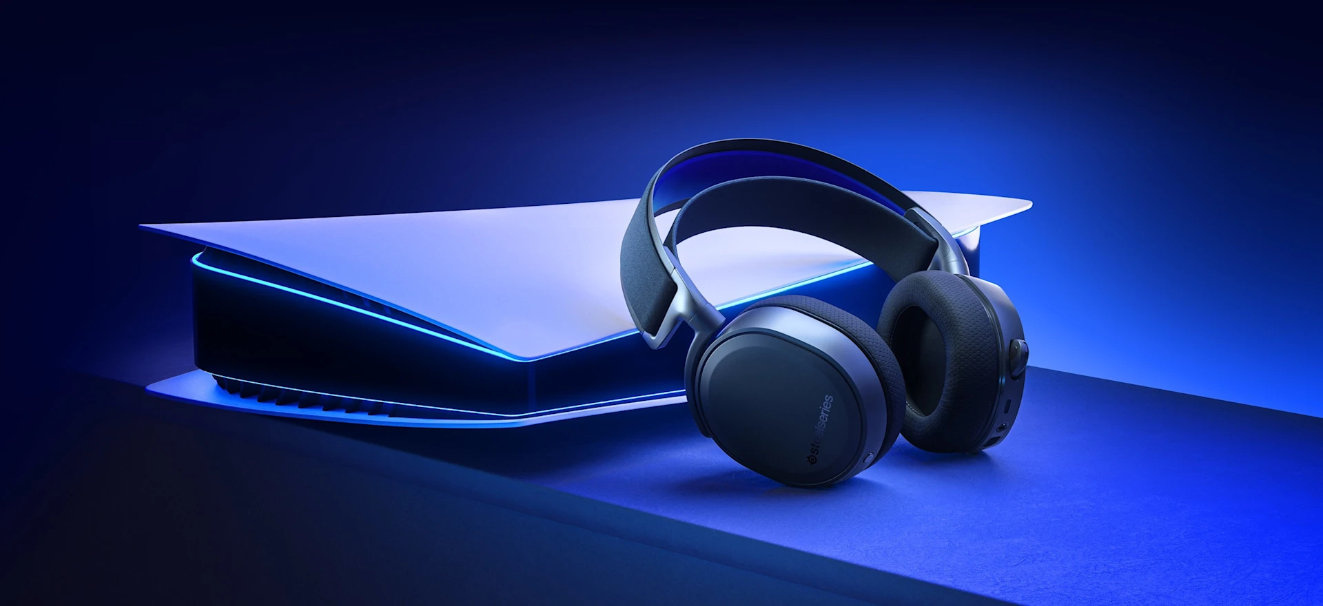 Arctis 7P+ on a blue background
