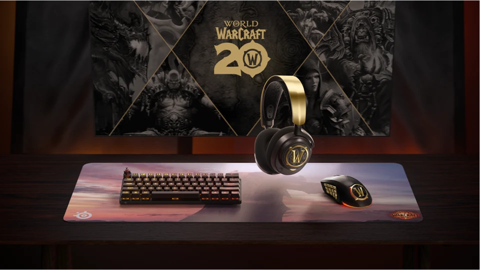 Vista completa de la colección World of Warcraft con alfombrilla para ratón QcK XL, auriculares Arctis Nova 7, ratones Aerox 9 y un Apex pro mini.