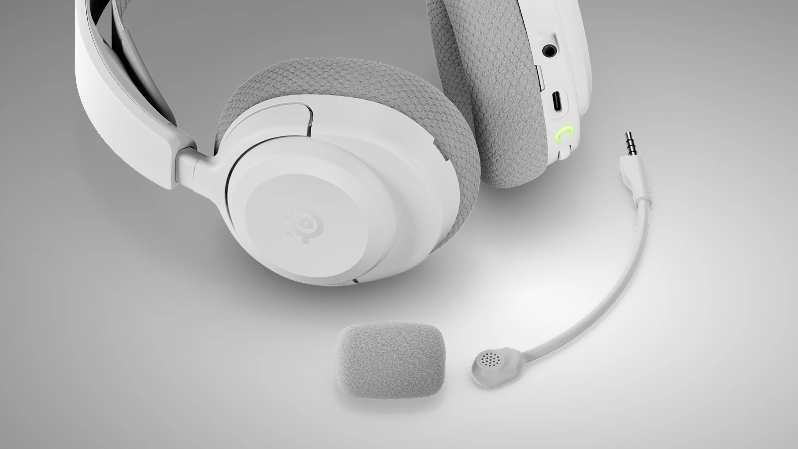 Das weiße SteelSeries Arctis Nova 3 Wireless-Headset mit abgenommenem ClearCast Gen 2-Mikrofon, das sein vielseitiges Design für Gaming und den mobilen Lebensstil demonstriert.