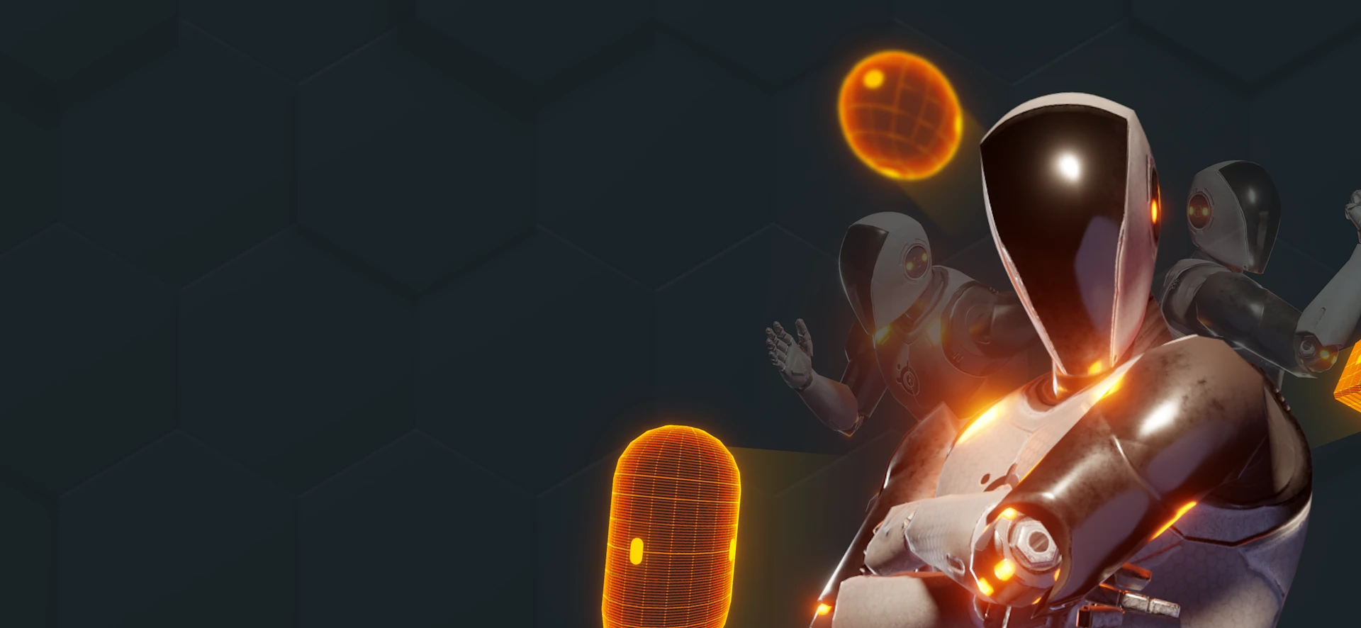 Karanlık altıgen bir arenada parlak turuncu vurgularla donatılmış fütüristik eğitim robotları.