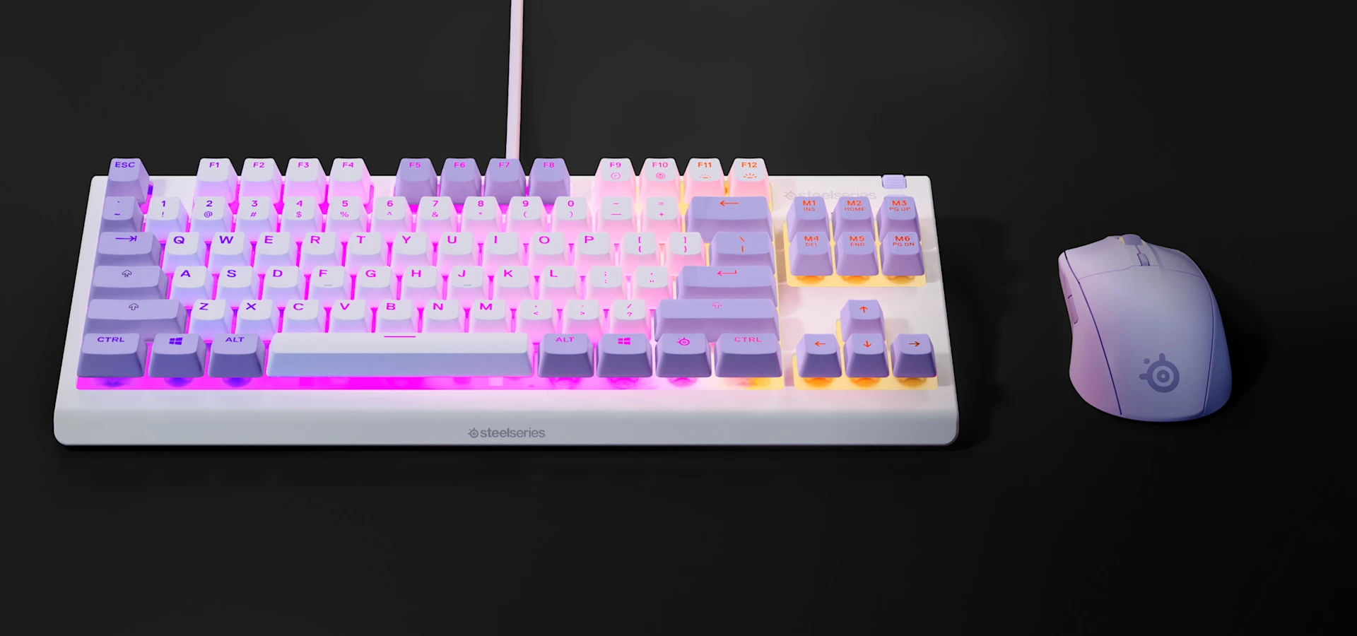 Apex 3 TKL-Tastatur auf einem Schreibtisch zusammen mit einer Gaming-Maus