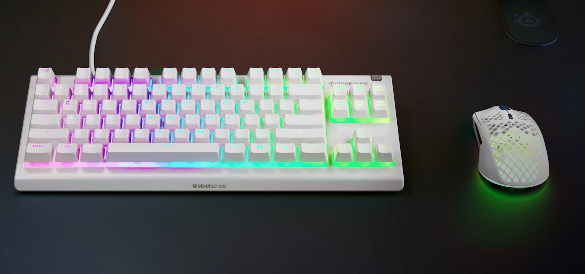 Apex 3 TKL White mit Maus auf einem dunklen Tisch