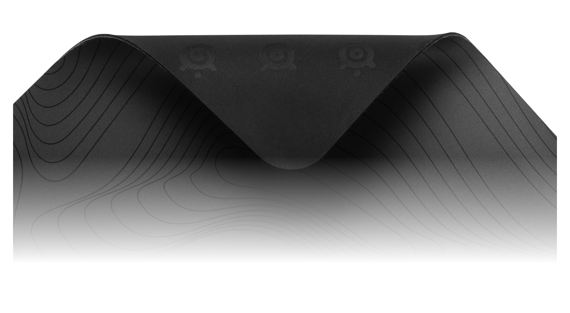 SteelSeries 地形圖款滑鼠墊摺疊後，可露出防滑橡膠背襯。