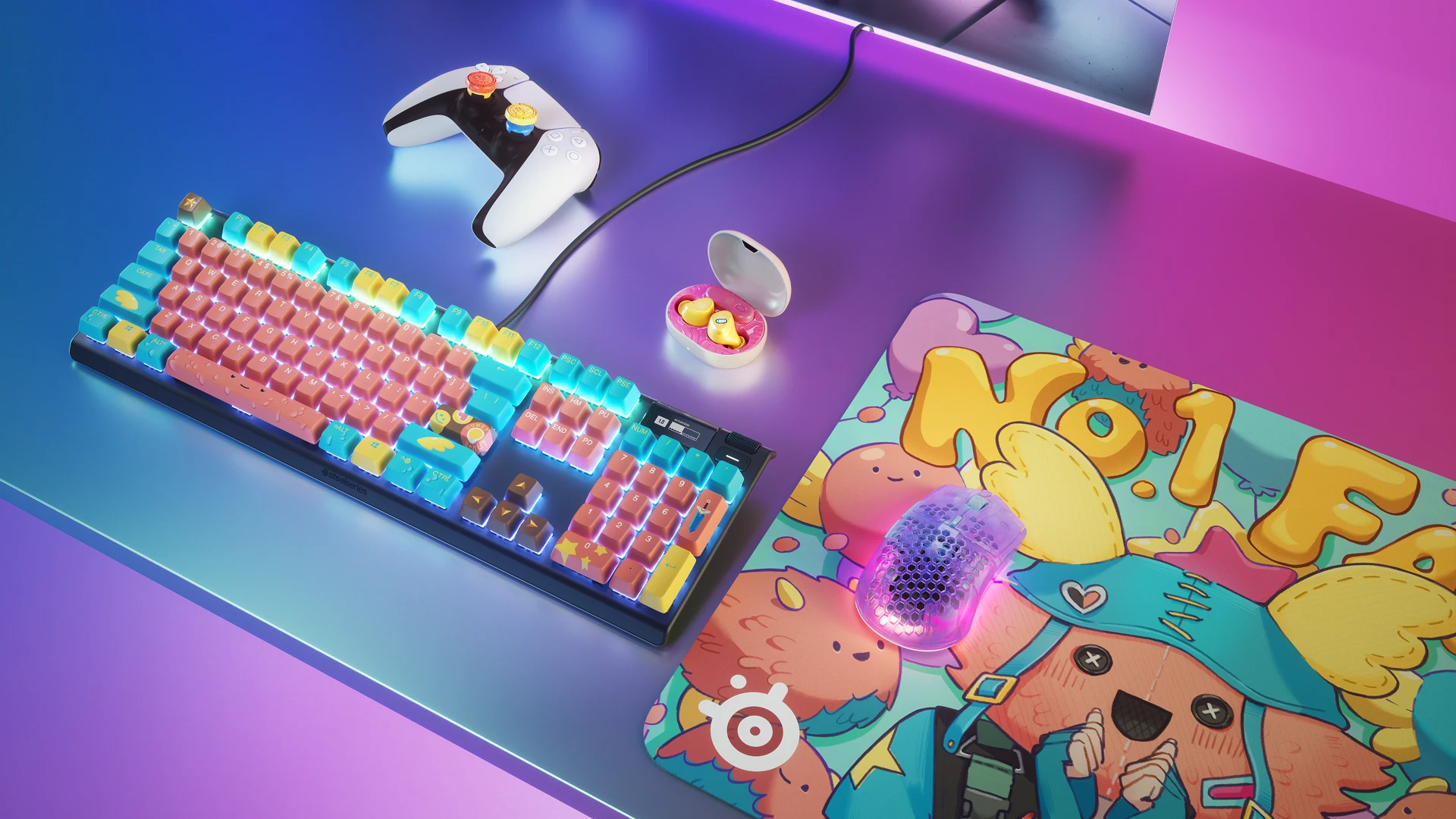 Herní sestava s podložkou na stůl s motivem Fortnite, RGB myší, barevnou mechanickou klávesnicí, bezdrátovými sluchátky do uší a ovladačem na fialovém stole.