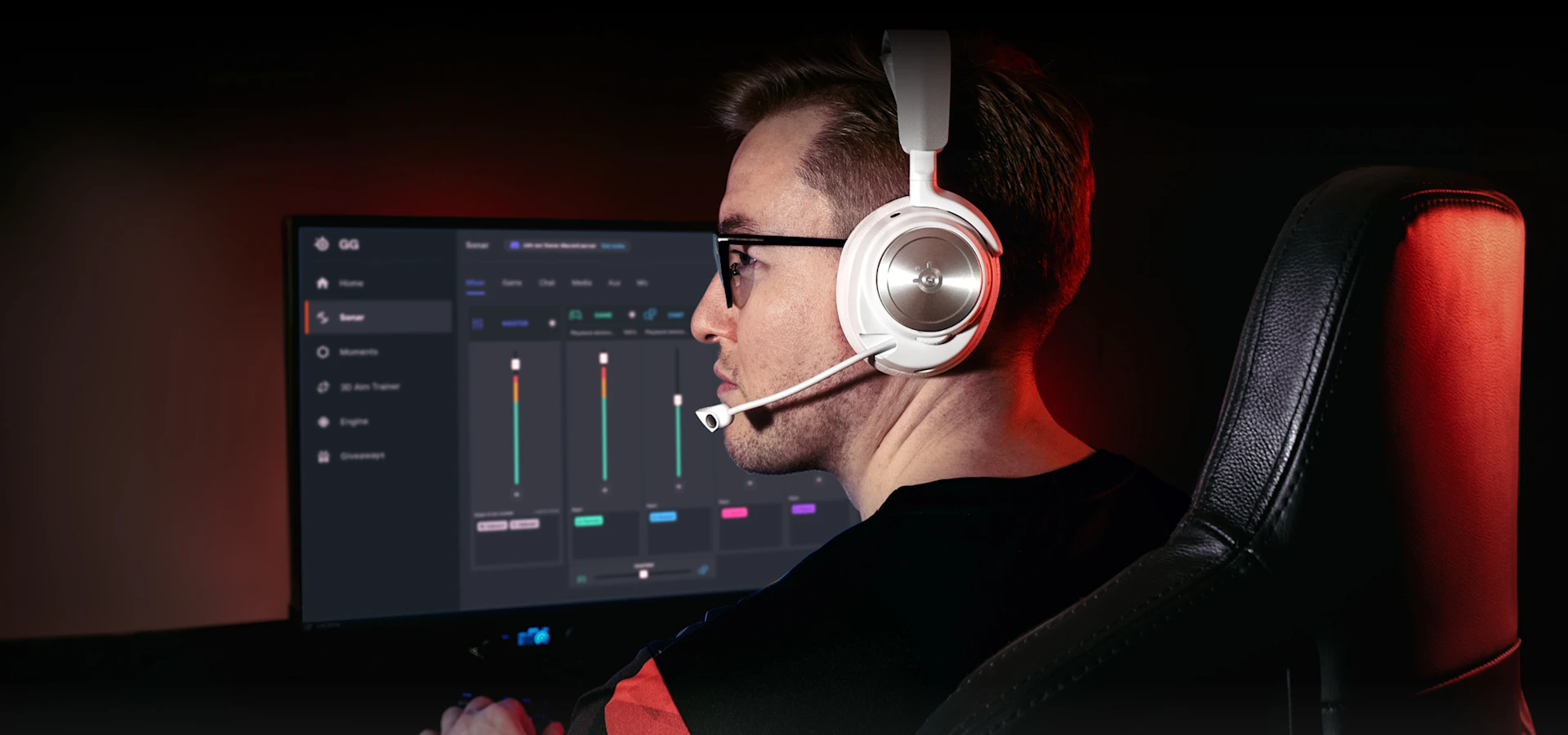 Un jugador del clan FaZe sentado frente a una computadora con unos audífonos inalámbricos Arctis Nova Pro Wireless blancos en la cabeza.