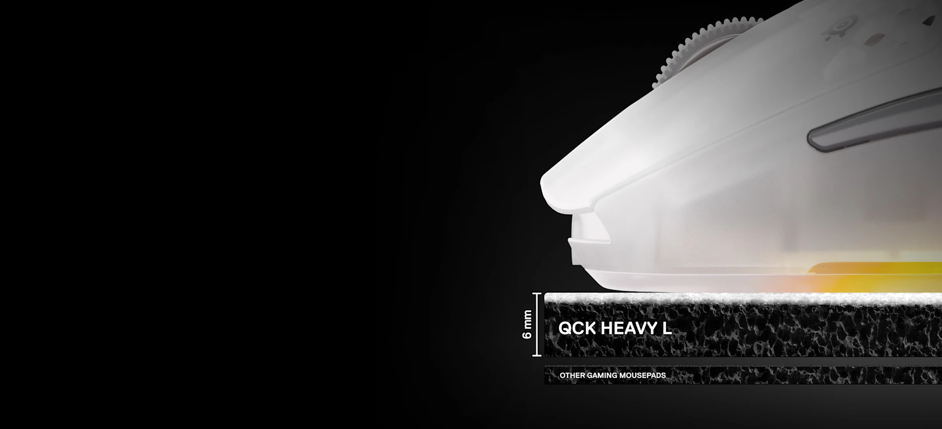 Zbliżenie z boku pokazujące wyjątkowo grubą, 6-milimetrową gumową podstawę podkładki pod mysz SteelSeries QcK Heavy L w porównaniu ze standardowymi podkładkami, z białą myszą Aerox na wierzchu.