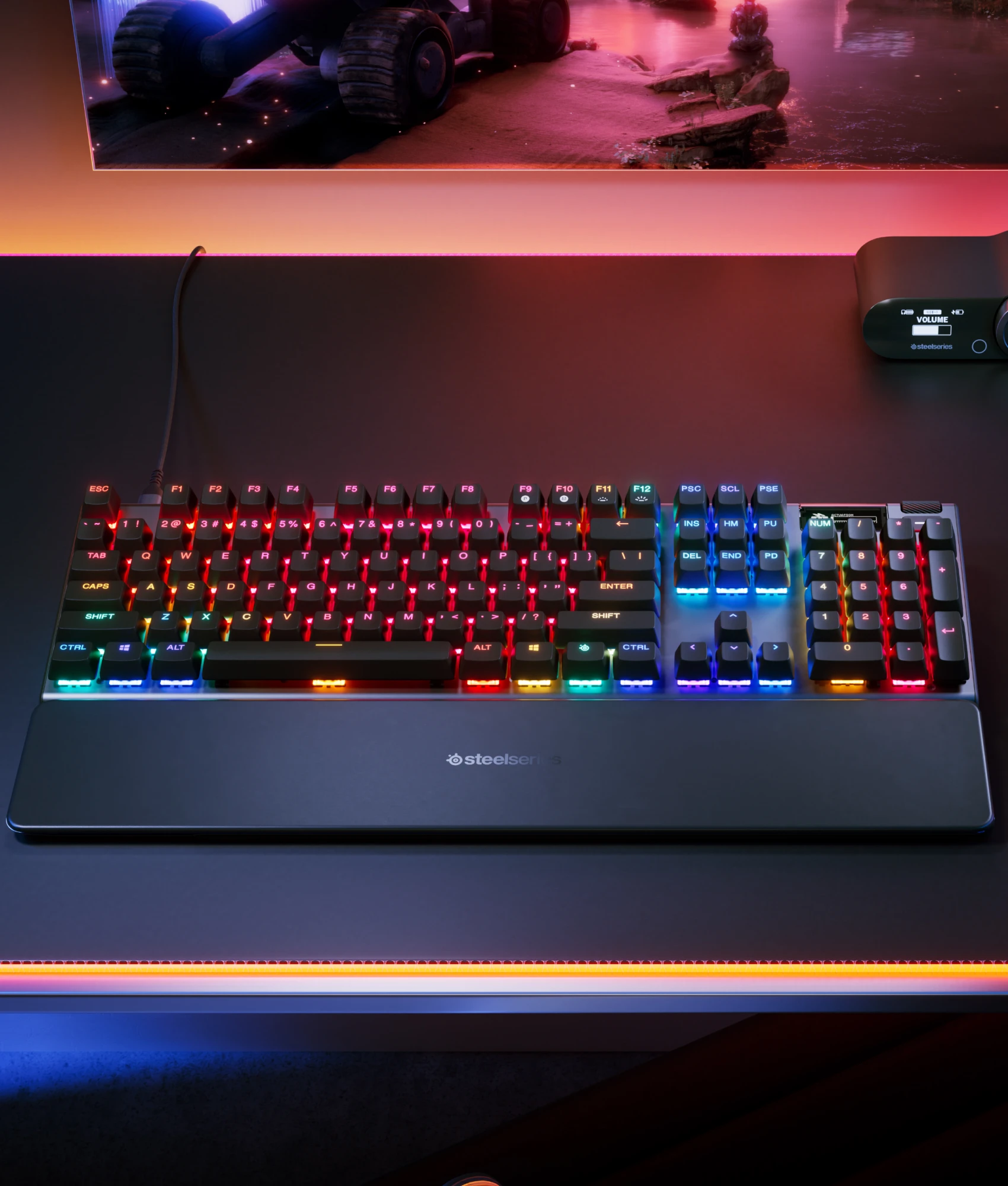 Teclado Apex Pro Gen 3 iluminado com cores RGB, com um mouse iluminado com RGB ao lado.