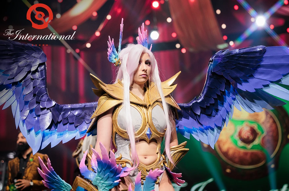 Cosplayer præsenterer sit kostume på scenen
