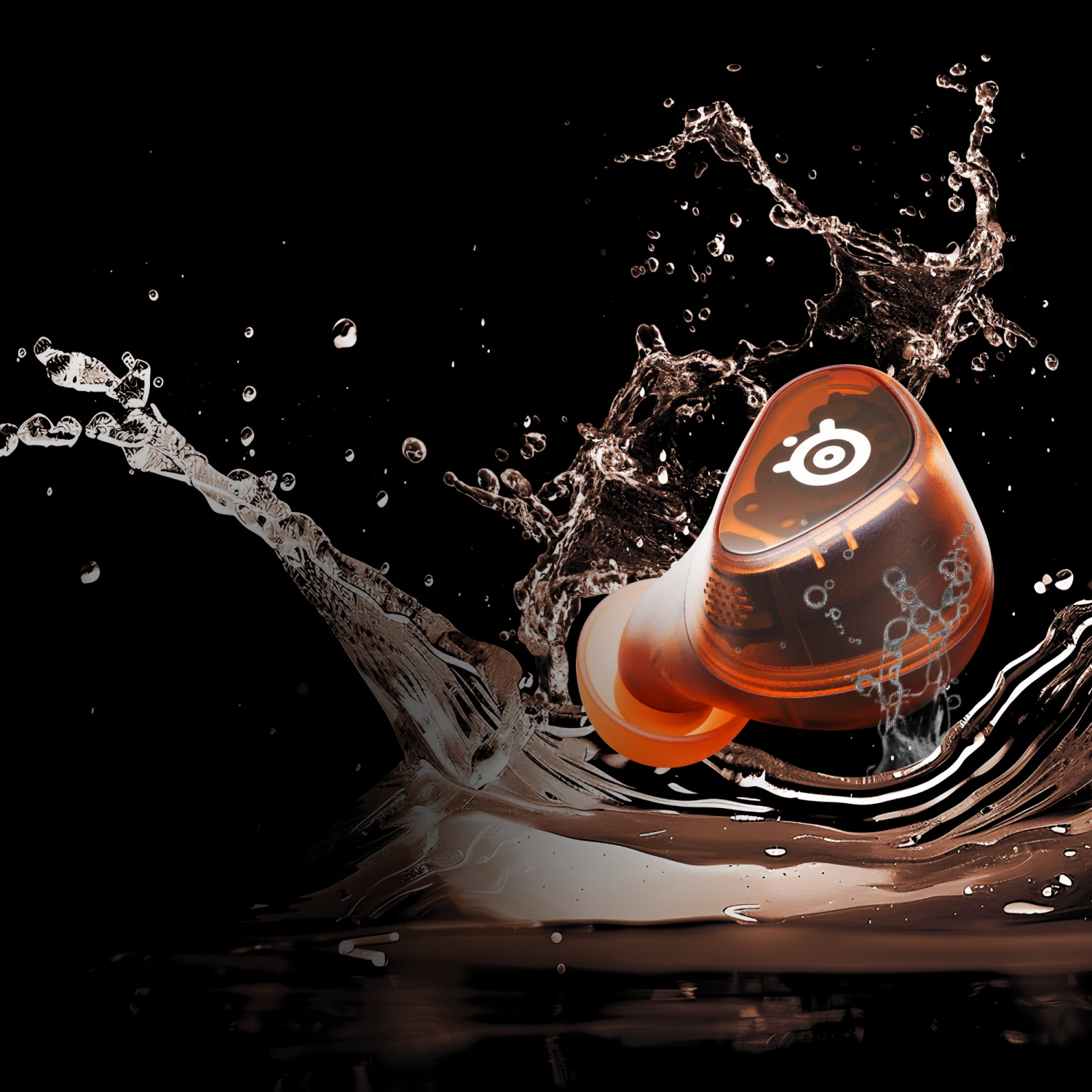 Um único fone de ouvido Whie Arctis Gamebuds caindo na água, criando um grande respingo.