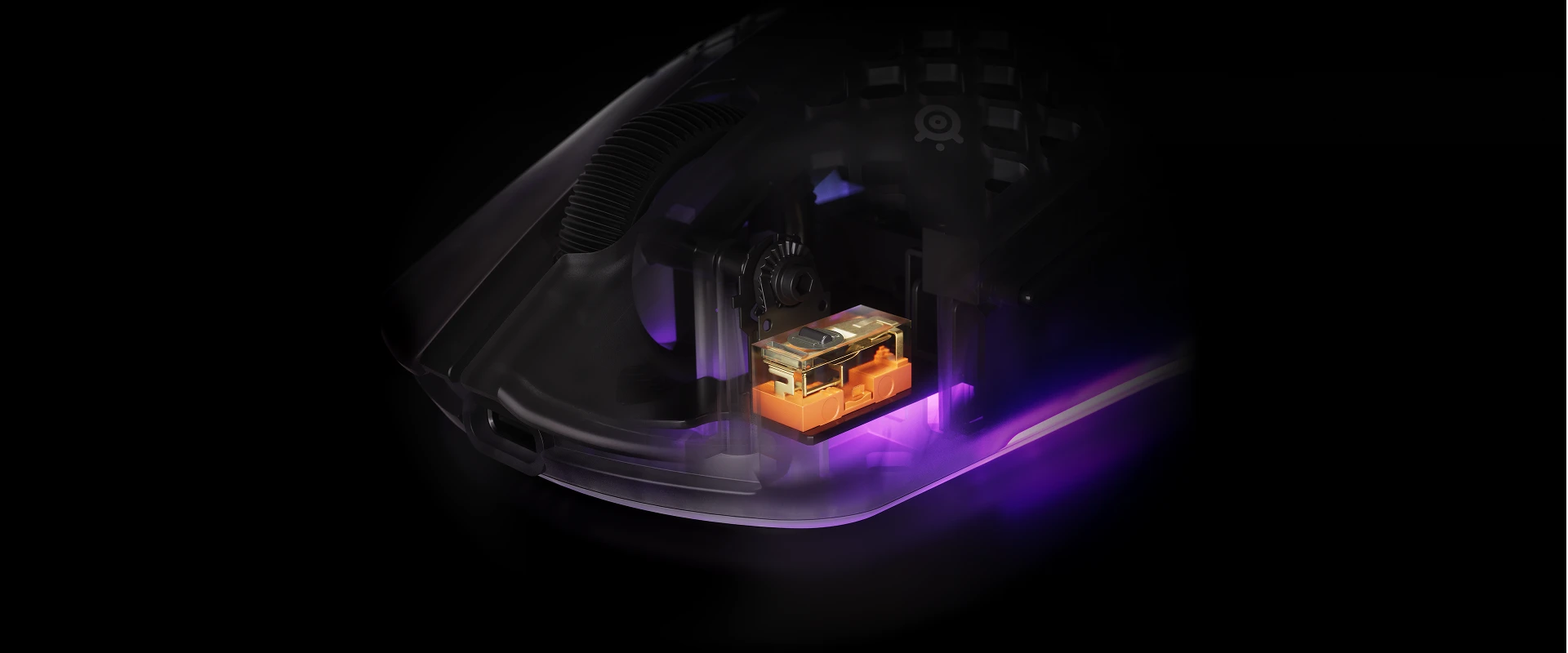 Primer plano del interruptor mecánico interno y la rueda de desplazamiento dentro de un ratón para juegos translúcido.