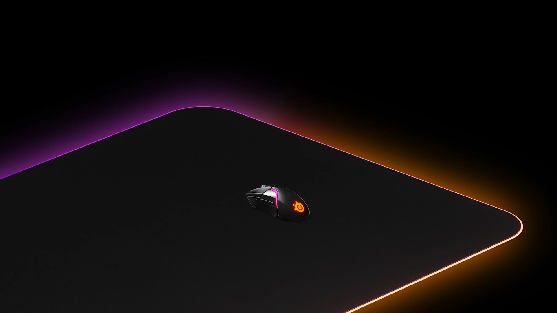Üzerinde fare bulunan aydınlatmalı QCK Prism mouse pad, ayrıca RGB renklerinde