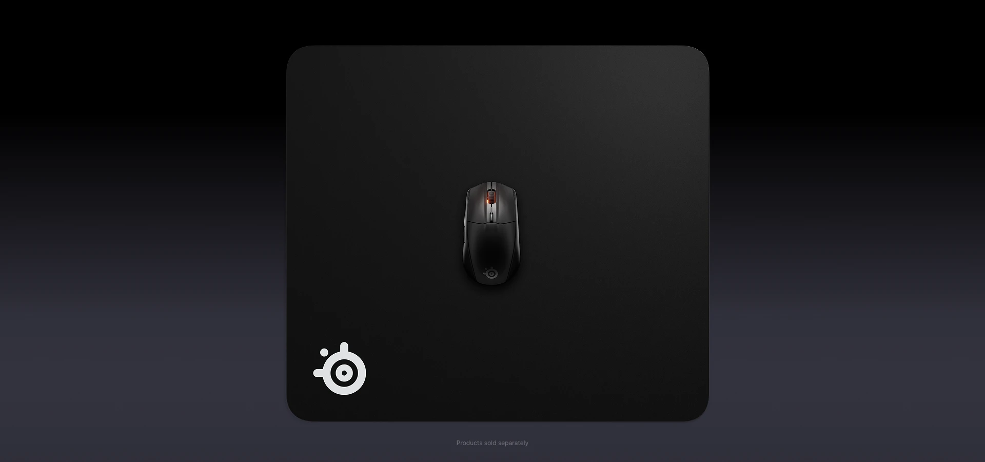 Vista superior de un ratón SteelSeries negro claro centrado en una alfombrilla cuadrada a juego sobre un fondo negro oscuro degradado.
