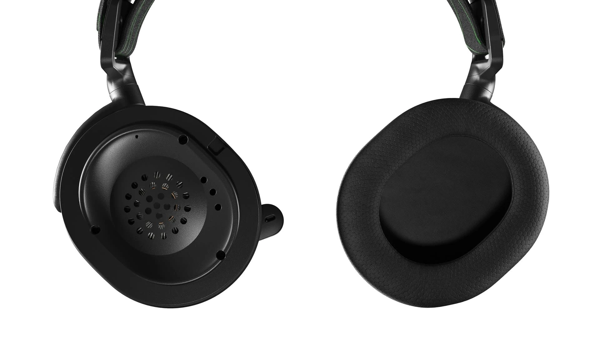 The Arctis 9x earcups with one side removed to show interior.