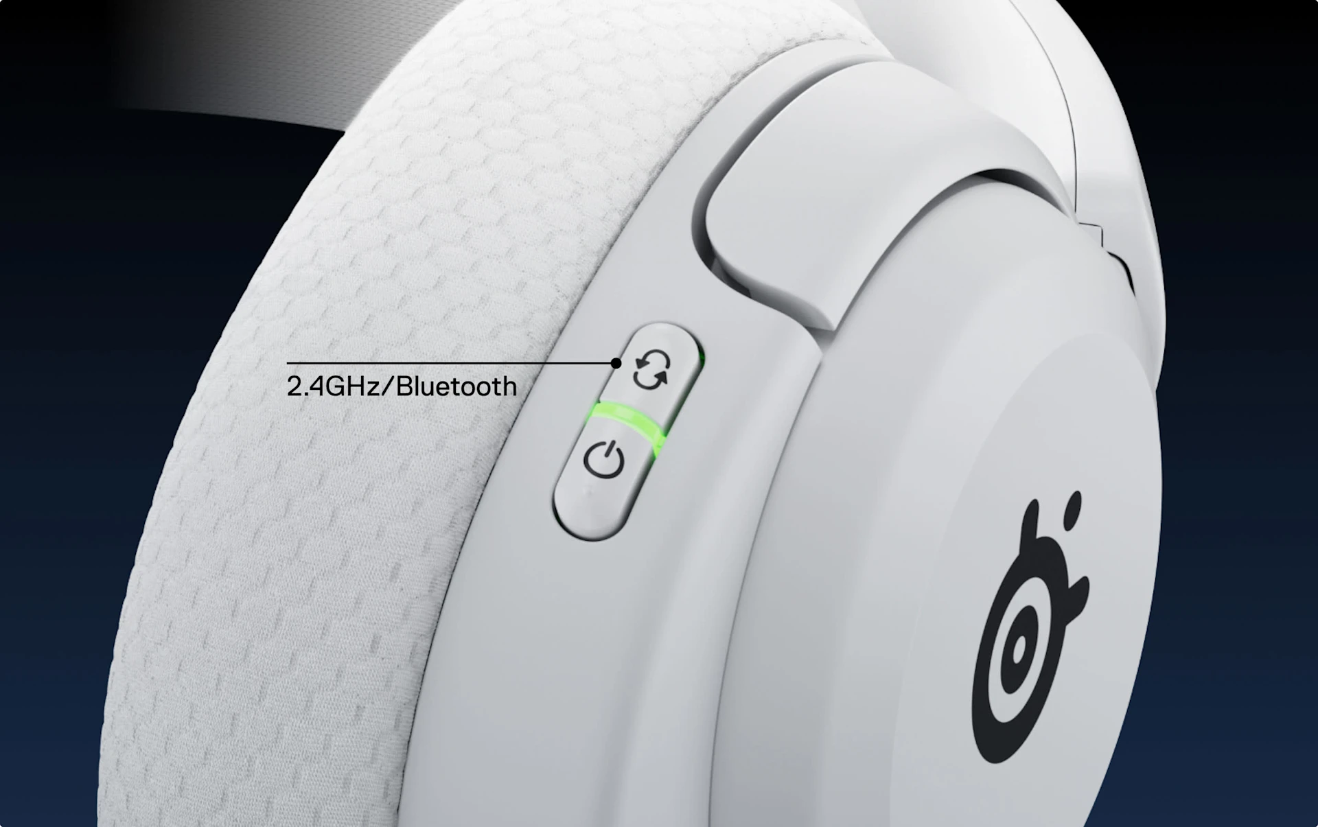 Vista de unos auriculares Arctis Nova 5 con botones laterales visibles para las opciones Bluetooth y 2,4 GHz.